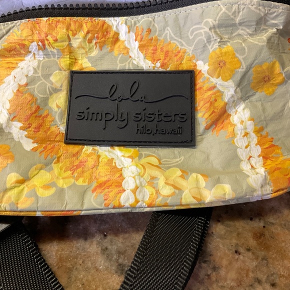 LOLA Simply Sisters Hawaiian Floral Lei Waist Bag Pouch - Picture 2 of 9